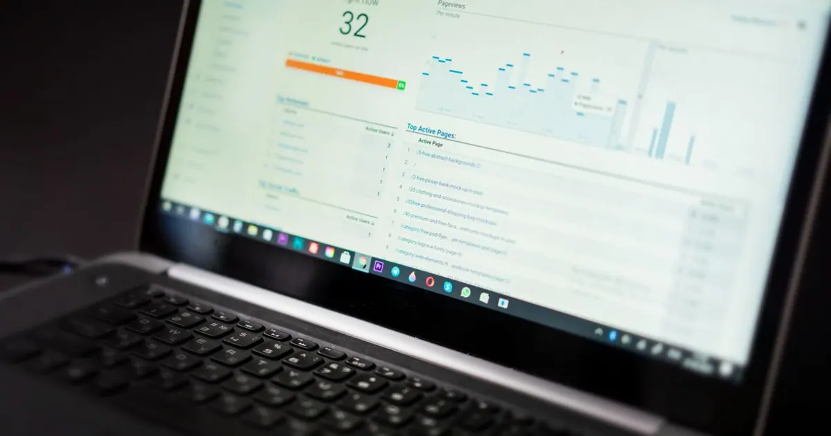 Notebook exibindo um painel de métricas e análise de dados