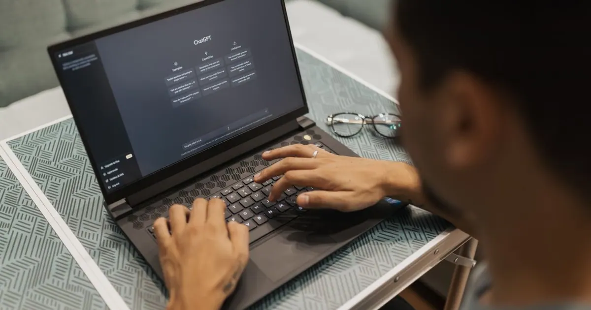 Profissional usando uma plataforma de inteligência artificial em um notebook